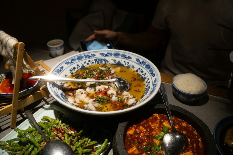 川菜與重慶江湖菜有什麼不同？從麻辣風味到餐廳選擇，一次搞懂兩大菜系差異！